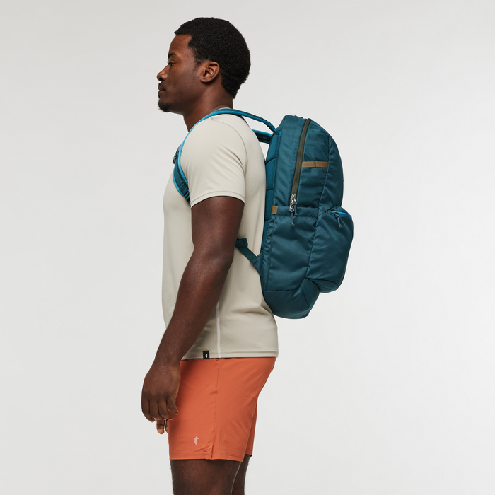 Chiquillo 26L Daypack - Cada Día, Lifestyle, Model, Detail