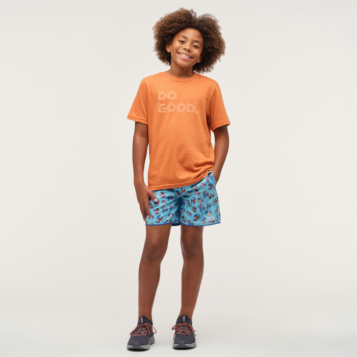 Cocodrilo Short - Boys' Print, Tucan Blue Sky, Model Isaiah