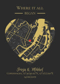 Where it all began, Gold — personlig kortplakat: gadekort i hjerteform i guld på koksgrå bund, med navne, koordinater og dato